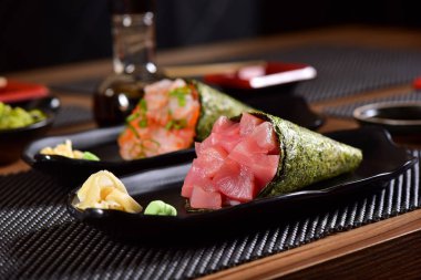 Temaki suşi çift Restoran tablo üzerinde