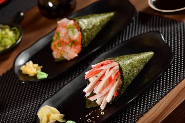 Temaki suşi çift Restoran tablo üzerinde