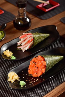 Temaki suşi çift Restoran tablo üzerinde