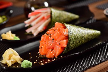 Temaki suşi çift Restoran tablo üzerinde