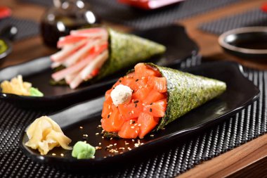 Temaki suşi çift Restoran tablo üzerinde