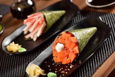 Temaki suşi çift Restoran tablo üzerinde