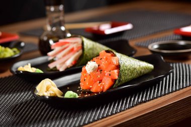Temaki suşi çift Restoran tablo üzerinde