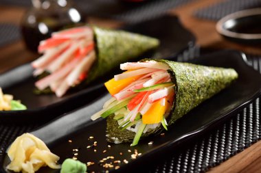Temaki suşi çift Restoran tablo üzerinde