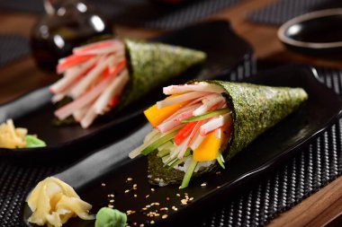 Temaki suşi çift Restoran tablo üzerinde