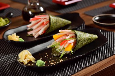 Temaki suşi çift Restoran tablo üzerinde