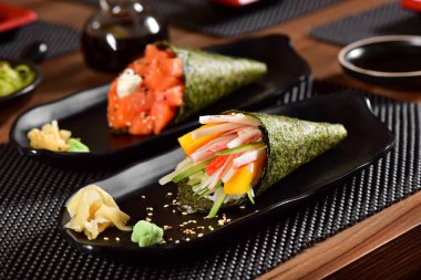 Temaki suşi çift Restoran tablo üzerinde