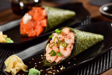 Temaki suşi çift Restoran tablo üzerinde