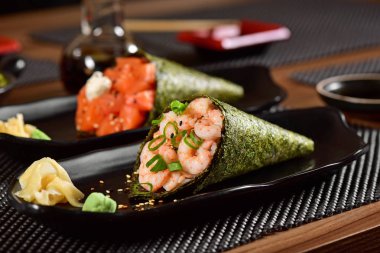 Temaki suşi çift Restoran tablo üzerinde