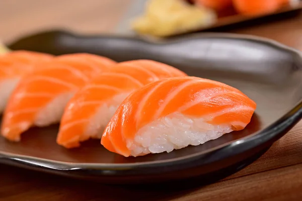 Salmón Nigiri Sushi Mesa Del Restaurante — Foto de Stock