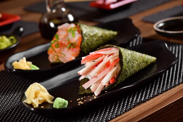 Temaki suşi çift Restoran tablo üzerinde