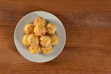 Peynir ekmek tabağı ahşap arka plan üzerinde