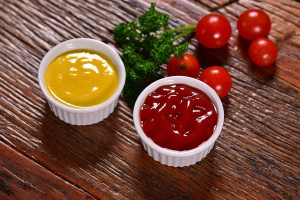Ketchup Tazones Mostaza Sobre Fondo Rústico — Foto de Stock