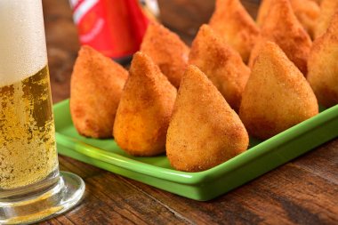 Parti plaka üzerinde Mini Coxinhas