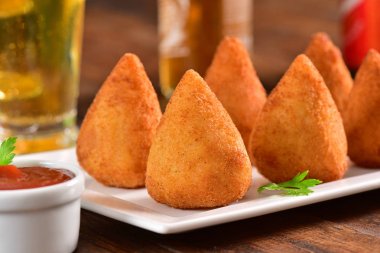 Derin kızarmış Brezilyalı snack üzerinde tablo bar