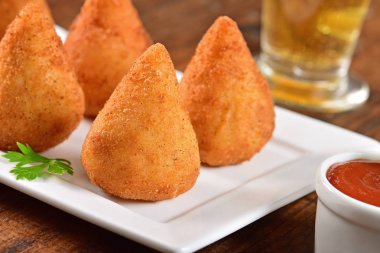 Derin kızarmış Brezilyalı snack üzerinde tablo bar