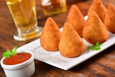 Derin kızarmış Brezilyalı snack üzerinde tablo bar