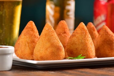 Derin kızarmış Brezilyalı snack üzerinde tablo bar