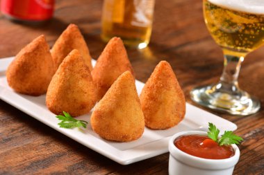 Derin kızarmış Brezilyalı snack üzerinde tablo bar