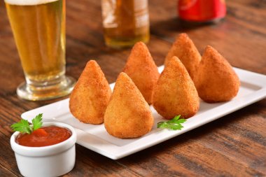 Derin kızarmış Brezilyalı snack üzerinde tablo bar