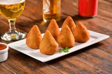 Derin kızarmış Brezilyalı snack üzerinde tablo bar