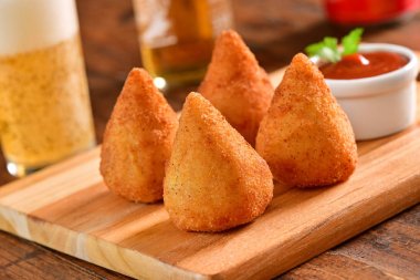 Coxinhas ahşap kesme tahtası üzerinde