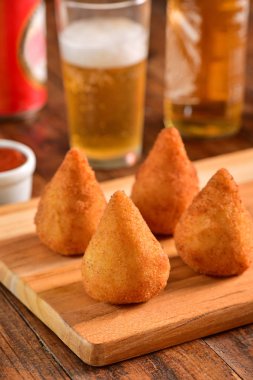 Coxinhas ahşap kesme tahtası üzerinde