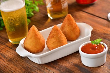 Derin kızarmış Brezilyalı snack üzerinde tablo bar