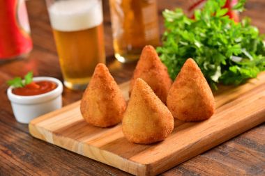 Coxinhas ahşap kesme tahtası üzerinde