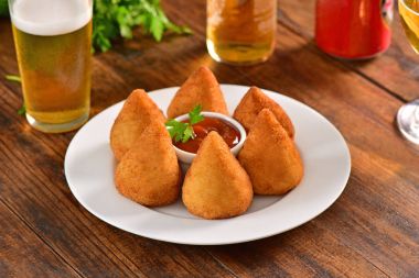 Derin kızarmış Brezilyalı snack üzerinde tablo bar