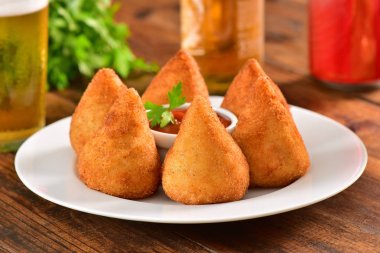 Derin kızarmış Brezilyalı snack üzerinde tablo bar