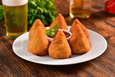 Derin kızarmış Brezilyalı snack üzerinde tablo bar