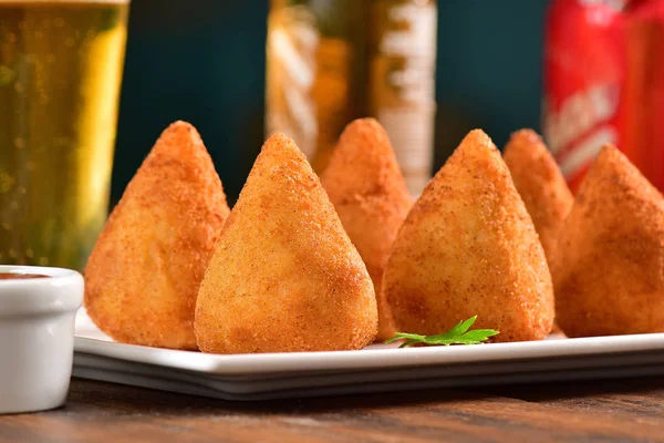 Derin kızarmış Brezilyalı snack üzerinde tablo bar