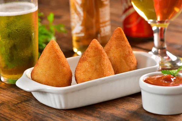 Derin kızarmış Brezilyalı snack üzerinde tablo bar