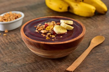 Donmuş acai ve granola rustik kupa