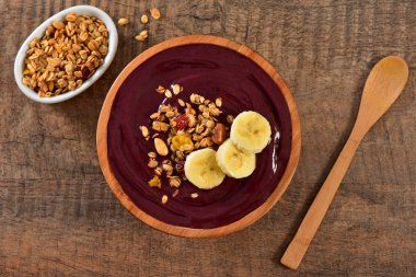 Donmuş acai ve granola rustik kupa