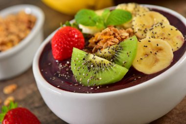 Acai meyve üstüne bir kase dondurulmuş