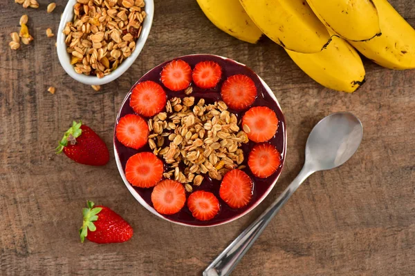 Donmuş acai çilek dilimleri üstünde tepe ile