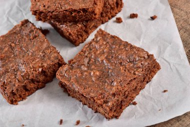 Ahşap arka plan üzerinde kek