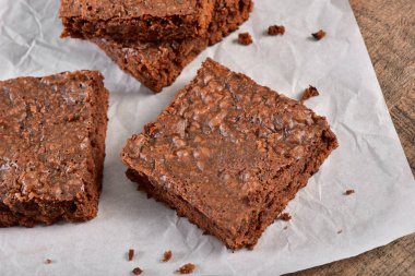 Ahşap arka plan üzerinde kek