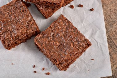 Ahşap arka plan üzerinde kek