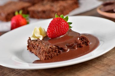 Brownie çikolata sosu ve çilek ile