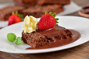Brownie çikolata sosu ve çilek ile