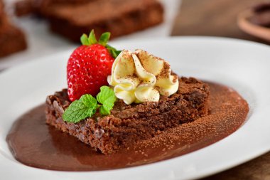 Brownie çikolata sosu ve çilek ile