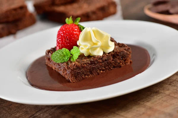 Brownie Com Molho Chocolate Morango — Fotografia de Stock
