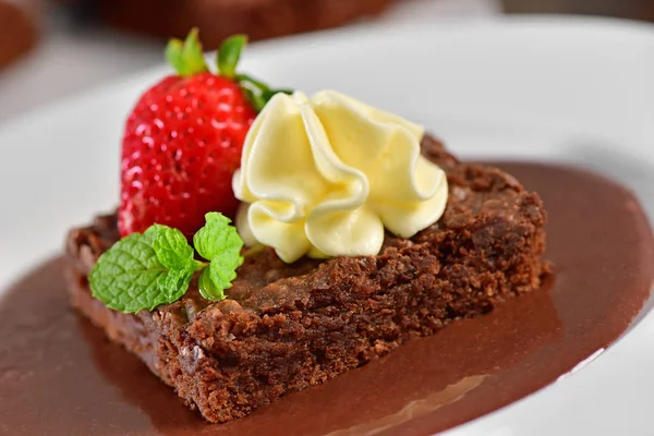 Brownie Chantilly Cream Strawberry — Stock Photo, Image