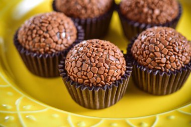 Tipik Brezilya parti atıştırmalığı - Brigadeiros