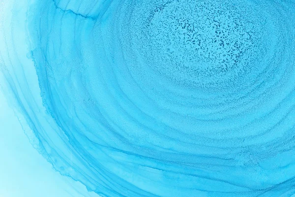 Brilhante azul álcool tinta textura fundo. Borrões de tinta abstrata turquesa desenhada à mão, círculos e ondas em camadas — Fotografia de Stock