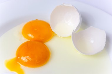 Beyaz bir plaka üzerinde kırık beyaz çiğ yumurta
