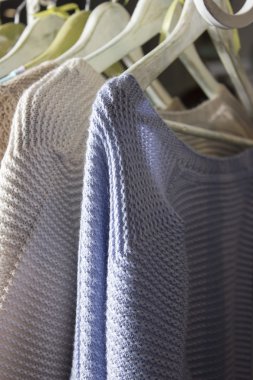 Bir bardak su ile güzel sarışın